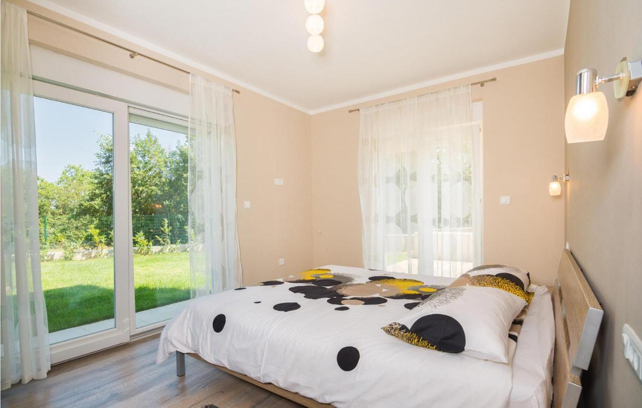 Awesome Home In Kapelica Rasa Екстер'єр фото